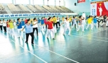 Học viên lớp thể dục dưỡng sinh đang tập bài Bát Tiên.