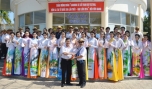 Ông Nguyễn Tấn Phong, Phó Giám đốc Sở Văn hóa, Thể thao và Du lịch nhận quà lưu niệm của đoàn Caravan xe cổ.