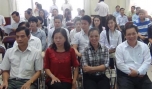 Ban Giám khảo đo 3 vòng của thí sinh.