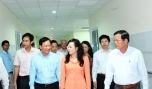 Bộ trưởng Bộ Y tế Nguyễn Thị Kim Tiến cùng lãnh đạo tỉnh tham quan Khu khám, chữa bệnh theo yêu cầu và kỹ thuật cao.