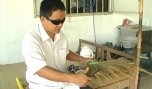 Hội viên Hội Người mù học nghề bó chổi.