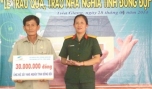 Bà Huỳnh Thị Kiều Trang, Phó Giám đốc Viettel Tiền Giang trao kinh phí xây dựng nhà “Nghĩa tình đồng đội” cho ông Nguyễn Văn Hoàng.