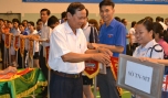 Ông Nguyễn Thanh Nhàn, Bí thư Đảng ủy khối các cơ quan tỉnh trao cờ lưu niệm cho các đoàn vận động viên.
