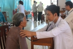 Các bác sĩ trẻ khám bệnh cho người dân tại xã Phú Đông.