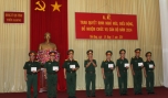 Đại tá Trần Văn Lan, Phó Bí thư Đảng ủy, Chỉ huy trưởng Bộ CHQS tỉnh trao quyết định cho cán bộ ở các cơ quan, đơn vị.