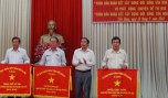 Ông Nguyễn Ngọc Minh, Giám đốc Sở VH-TT&DL tỉnh tặng Cờ thi đua cho huyện Châu Thành, Chợ Gạo và TP. Mỹ Tho.