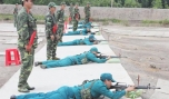 Chỉ huy trưởng quân sự xã, phường, thị trấn thi bắn súng AR15.