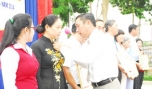 Ông Nguyễn Ngọc Minh, Giám đốc Sở Văn hóa - Thể thao và Du lịch gắn Kỷ niệm chương cho các cá nhân.