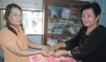 Bà Lý trao tiền tạm ứng trước 25 triệu đồng cho bà Nga.
