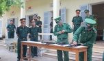 Trung tướng Nguyễn Phương Nam, Tư lệnh QK 9 đang kiểm tra chiến sĩ tháo lắp tiểu liên AK tại Đồn Biên phòng Tân Thành.