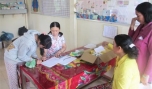Cấp thuốc miễn phí cho chị em phụ nữ xã Tân Thuận Bình.