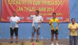 Đại diện BTC trao giải cho các đội có thành tích tốt.
