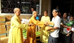 Tịnh xá Ngọc Hiệp tặng quà cho người nghèo.