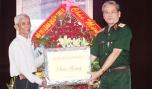 Thiếu tướng Ngô Văn Ba, Phó Chủ nhiệm Cục Chính trị QK 9 tặng lẳng hoa và quà cho Ban đai diện Phật giáo Hòa Hảo tỉnh Tiền Giang