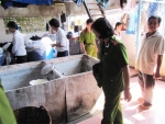Cơ quan chức năng kiểm tra xử lý chất thải.