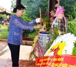 Phó Chủ tịch Quốc hội Nguyễn Thị Kim Ngân thắp hương tưởng niệm tại Khu Di tích lịch sử Nam Kỳ Khởi Nghĩa (xã Long Hưng, huyện Châu Thành).