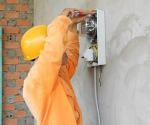 Thi công lắp mới điện kế. Ảnh: Vân Anh
