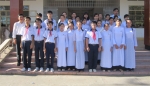 Thầy cô cùng với các em học sinh xuất sắc của trường.