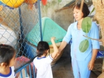 Cô Nguyễn Thị Lan, Hiệu trưởng nhà trường chỉ chỗ cháu Duy trốn.