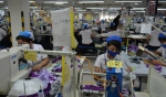 Do không tìm được việc làm theo ngành nghề đã được đào tạo, không ít sinh viên sau khi tốt nghiệp ra trường phải đi làm công nhân. Ảnh: Thu Hoài