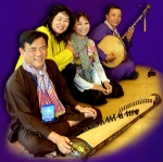 Nghệ nhân Tấn Hưng (áo nâu) trong "không gian Đờn ca tài tử" ở Bạc Liêu.