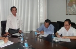 Chủ tịch UBND tỉnh Nguyễn Văn Khang yêu cầu các đơn vị, địa phương không được lơ là, chủ quan với bão, lũ. Ảnh Ngô Tông