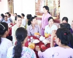 Phụ nữ xã Hữu Đạo - nuôi heo đất.