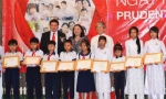 Lãnh đạo tỉnh và lãnh đạo Prudential Việt Nam trao học bổng cho học sinh nghèo vượt khó.