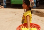 Cháu gái bán Sao biển  (Ảnh: Phan Hiếu Lễ)