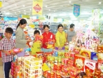 Hàng Tết được bày bán ở Vinatex Mart Mỹ Tho.