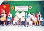 Tặng xe lăn cho người khuyết tật. Ảnh: H. Nga