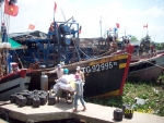 Tàu cá ngư dân Gò Công chuẩn bị hậu cần ra khơi.