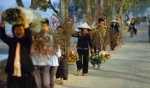 Các cụ già đi bộ sắm tết. (Ảnh minh họa)