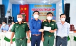 Nhà thơ Trần Đỗ Liêm đóng góp cho phiên chợ nghĩa tình quân dân của Bộ Chỉ huy quân sự Tiền Giang