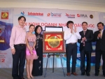 Nhà thơ Trần Đỗ Liêm cùng gia đình đấu giá tranh đồng góp quỹ xây trường học ở Trường Sa