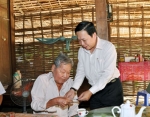 Bí thư Tỉnh ủy Trần Thế Ngọc ân cần thăm hỏi sức khỏe, tặng quà NCT.