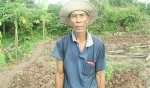 Ông Trần Văn Hận bên diện tích vườn nhà hiến tặng làm đường giao thông.