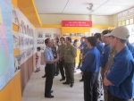 Nghe thuyết trình tại Nhà trưng bày chứng tích tội ác của bọn Pôn Pót.