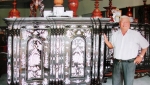 Ông Ba Đức bên tủ thờ trị giá 750 triệu đồng làm cho khách - Ảnh: Trường Giang