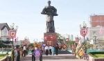 Thắp hương tại tượng đài Trương Định. Ảnh P. Mai