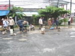 Người dân “vá” Quốc lộ 50