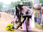 Người đẹp Sài Gòn xưa: Chiếc Solex và tà áo dài