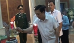Bí thư Tỉnh ủy Trần Thế Ngọc thắp nhang trước linh cữu Giáo sư Nguyễn Thiện Thành.
