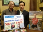 Trung tá Lê Văn Thương - Đội trưởng Giáo dục trại giam Thủ Đức đón nhận món quà đặc biệt từ chương trình. Ảnh: Thành Công