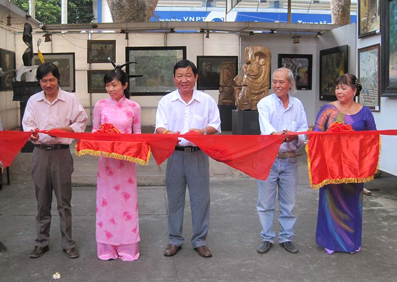 Cắt băng khai mạc triển lãm