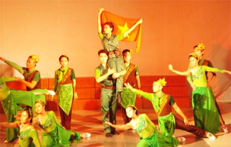 Đoàn Nghệ thuật Cải lương Long An biểu diễn giao lưu tại Tiền Giang