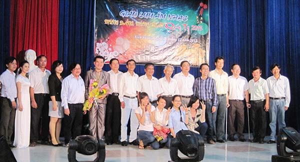 Các nhạc sĩ chụp ảnh lưu niệm với sinh viên