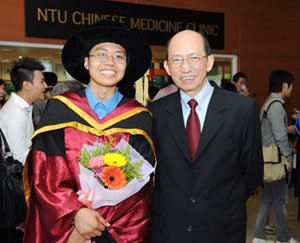 Trúc Giang và giáo sư hướng dẫn.