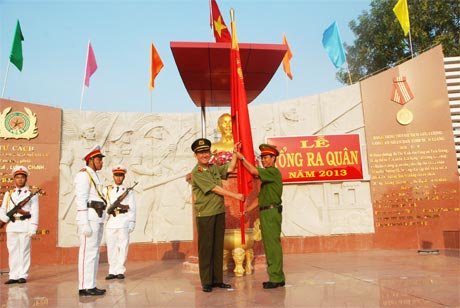 Thực hiện nghi thức nhận Cờ truyền thống.