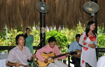 Ca nhạc tài tử phục vụ khách du lịch ở cù lao Thới Sơn. Ảnh: Hữu Thắng